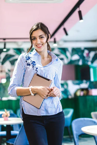 Mujeres Del Lugar Trabajo Café Retrato Una Joven Morena Fresca —  Fotos de Stock