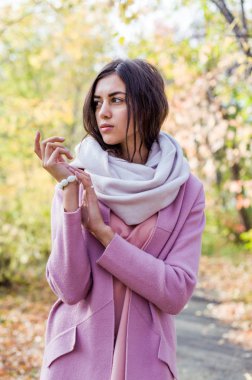 Sokak, sonbahar öğleden sonra sıcak mevsimlik giysiler, kadın kentsel sokak moda, sıcak renkler genç güzel bir esmer kadın portresi