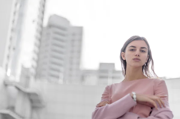 Retrato Una Joven Morena Hermosa Calle Moda Urbana Femenina Líneas —  Fotos de Stock