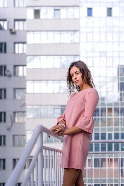 Retrato Uma Jovem Bela Mulher Morena Rua Moda Urbana Feminina — Fotografia de Stock