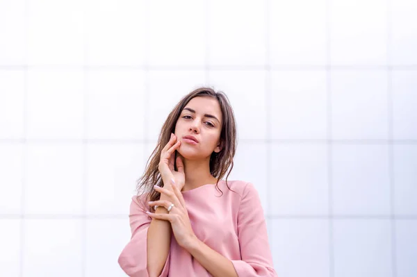 Retrato Una Joven Morena Hermosa Calle Moda Urbana Femenina Líneas — Foto de Stock