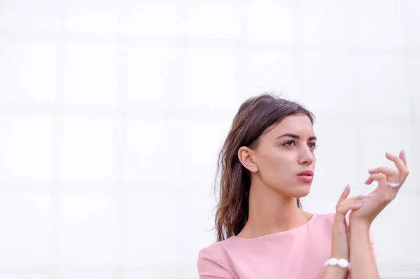 Retrato Una Joven Morena Hermosa Calle Moda Urbana Femenina Líneas — Foto de Stock