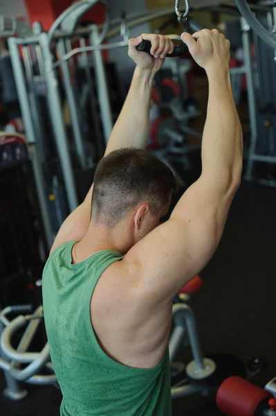 Jovem Sexy Masculino Fisiculturista Atleta Trens Ginásio Usando Equipamentos Esportivos — Fotografia de Stock