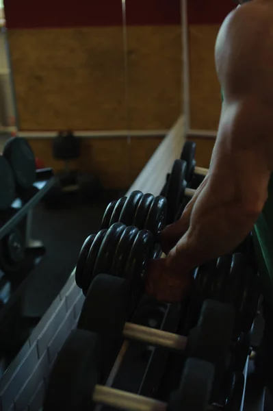 Jovem Sexy Masculino Fisiculturista Atleta Trens Ginásio Usando Equipamentos Esportivos — Fotografia de Stock