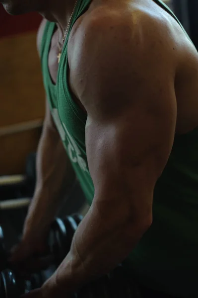 Junge Sexy Männliche Bodybuilder Athlet Trainiert Der Turnhalle Mit Sportgeräten — Stockfoto