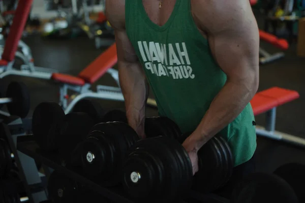 Jovem Sexy Masculino Fisiculturista Atleta Trens Ginásio Usando Equipamentos Esportivos — Fotografia de Stock