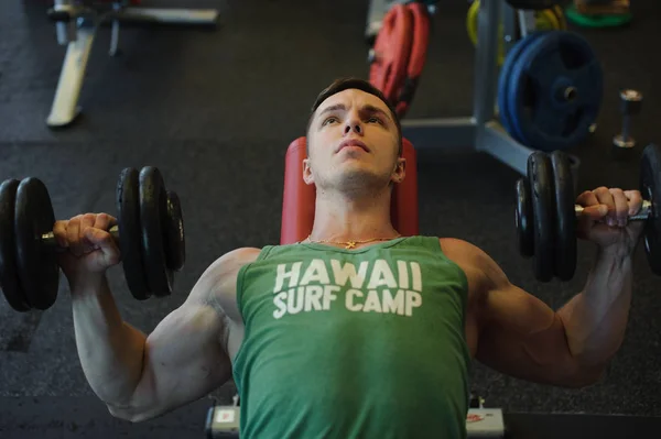 Jovem Sexy Masculino Fisiculturista Atleta Trens Ginásio Usando Equipamentos Esportivos — Fotografia de Stock