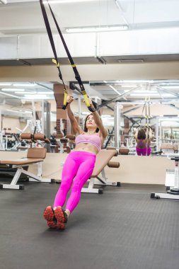 atletik yapılı, güzel seksi kadın spor salonu, beden eğitimi vücut egzersiz yapan. Sağlıklı yaşam konsepti. motivasyon ve enerji şarj