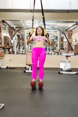 atletik yapılı, güzel seksi kadın spor salonu, beden eğitimi vücut egzersiz yapan. Sağlıklı yaşam konsepti. motivasyon ve enerji şarj