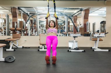 atletik yapılı, güzel seksi kadın spor salonu, beden eğitimi vücut egzersiz yapan. Sağlıklı yaşam konsepti. motivasyon ve enerji şarj