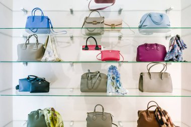 Rusya, Novosibirsk - 25 Nisan 2018: iç kadın giyim ve aksesuar deposu butik Emporio / Furla çanta Bayan çanta