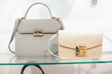 Rusya, Novosibirsk - 25 Nisan 2018: iç kadın giyim ve aksesuar deposu butik Emporio / Furla çanta Bayan çanta