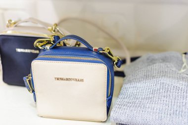 Rusya, Novosibirsk - 25 Nisan 2018: iç kadın giyim ve aksesuar deposu butik Emporio / Trussardi çanta Bayan çanta ve aksesuarları