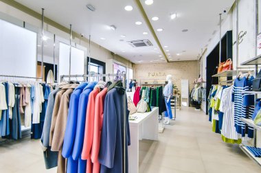 Rusya, Novosibirsk - 25 Nisan 2018: iç kadın giyim ve aksesuar deposu butik Emporio