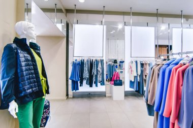 Rusya, Novosibirsk - 25 Nisan 2018: iç kadın giyim ve aksesuar deposu butik Emporio