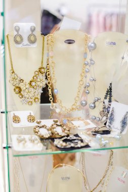 Rusya, Novosibirsk - 25 Nisan 2018: iç kadın giyim ve aksesuar deposu butik Emporio