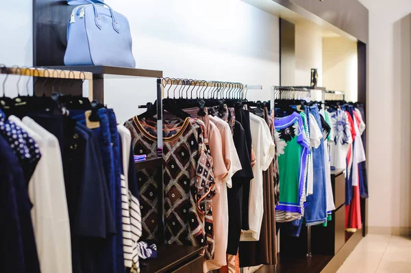 Outfits Einem Damenbekleidungsgeschäft Einem Einkaufszentrum — Stockfoto