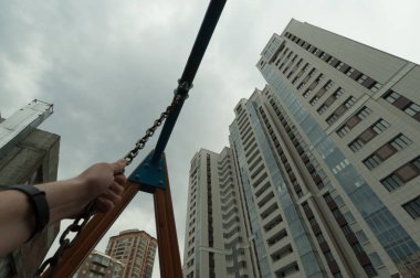 Rusya, Novosibirsk - 03 Mayıs 2018: sokakta dış görünümü oluşturma yüksek katlı