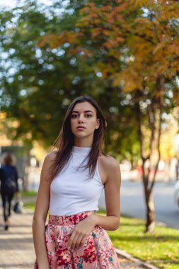 Sokak, model poz, kadın kentsel sokak moda, sıcak renkler üzerinde genç güzel bir esmer kadın portresi