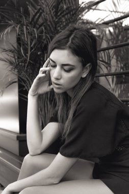üzerinde sokak, model poz, kadın kentsel sokak moda, sıkı seksi siyah elbise genç güzel bir esmer kadın portresi