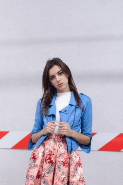 Moda güzel genç esmer kadın duvar arka plan üzerinde. Model poz