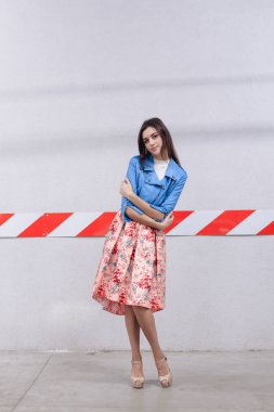 Moda güzel genç esmer kadın duvar arka plan üzerinde. Model poz