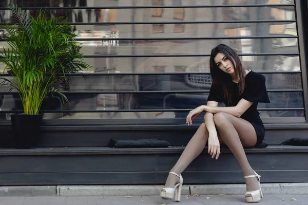 Üzerinde Sokak Model Poz Kadın Kentsel Sokak Moda Sıkı Seksi — Stok fotoğraf