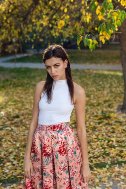 Sokak, model poz, kadın kentsel sokak moda, sıcak renkler üzerinde genç güzel bir esmer kadın portresi