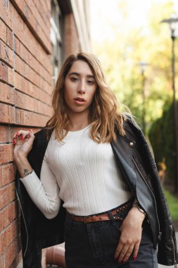 street, model poz, kadın kentsel sokak moda, sıcak renkler güzel bir genç kadının portresi