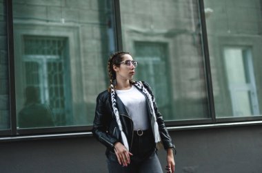 street, model poz, kadın kentsel sokak moda güzel bir genç kadının portresi