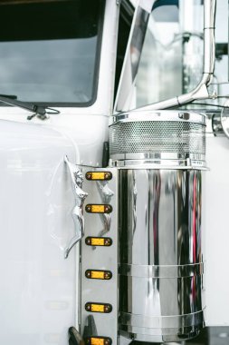 Sergi araç, park yerinin dış unsurları