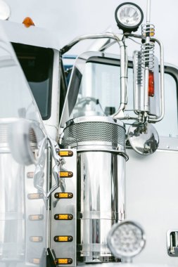 Sergi araç, park yerinin dış unsurları