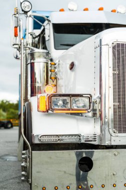 Sergi araç, park yerinin dış unsurları