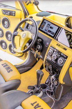 Rusya, Novosibirsk - 23 Ağustos 2018: araç Sergisi, araba iç öğeleri, araç ses sistemi