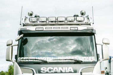 Rusya, Novosibirsk - 23 Ağustos 2018: Sergi araç, park yerinin dış unsurları. kamyonet Far