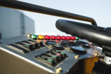 Endüstriyel araç. Ağır inşaat ekipmanları makine. Asfalt Silindiri, kabin iç denetimlerdeki görünümü