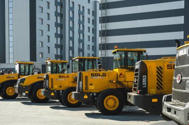 Rusya, Novosibirsk - 19 Eylül 2018: Ekskavatör yükleyici makine. Yan görünüm ön çapa Loader. Endüstriyel araç. Ağır inşaat ekipmanları makine. Pnömatik kamyon. Yeni yükleyici Sdlg
