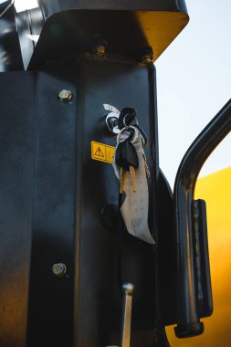 Rusya, Novosibirsk - 19 Eylül 2018: Ekskavatör yükleyici makine. Yan görünüm ön çapa Loader. Endüstriyel araç. Ağır inşaat ekipmanları makine. Pnömatik kamyon. Motoru