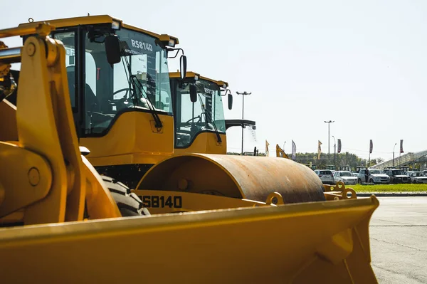 Rusya, Novosibirsk - 19 Eylül 2018: Ekskavatör yükleyici makine. Yan görünüm ön çapa Loader. Endüstriyel araç. Ağır inşaat ekipmanları makine. Pnömatik kamyon. Motoru