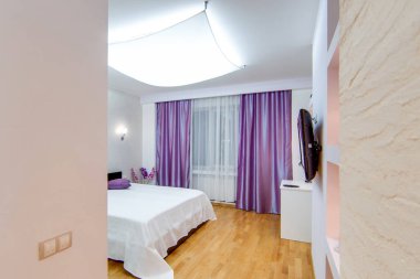 Rusya, Novosibirsk-27 Şubat, 2016: iç oda daire. Yatak odası, büyük yatak ve Lila perdeler