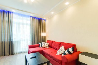 Rusya, Novosibirsk-07 Mayıs, 2016: iç oda daire. dekor öğeleri, kırmızı kanepe