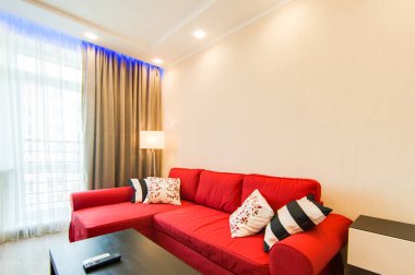 Rusya, Novosibirsk-07 Mayıs, 2016: iç oda daire. dekor öğeleri, kırmızı kanepe