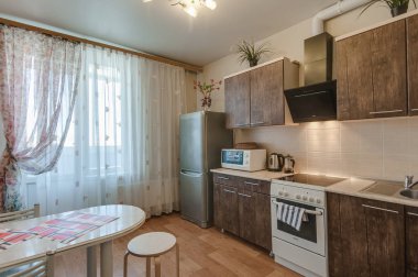 Rusya, Moskova- 20 Eylül 2017: iç oda daire. mutfak ve yemek odası