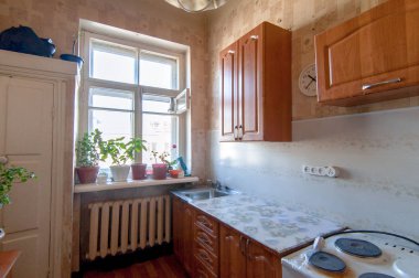 Rusya, Moskova- 13 Haziran 2018: iç oda daire. hostel standart onarım dekorasyon. eski değil modern dekor