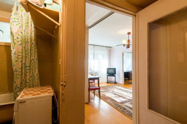 Rusya, Moskova- 13 Haziran 2018: iç oda daire. hostel standart onarım dekorasyon. eski değil modern dekor