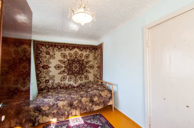 Rusya, Moskova- 13 Haziran 2018: iç oda daire. hostel standart onarım dekorasyon. eski değil modern dekor