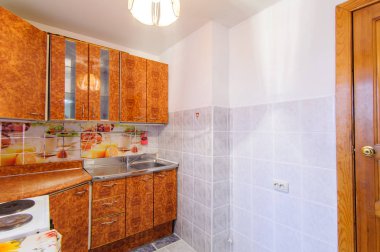 Rusya, Moskova- 05 Haziran 2018: iç oda daire. hostel standart onarım dekorasyon. eski değil modern dekor