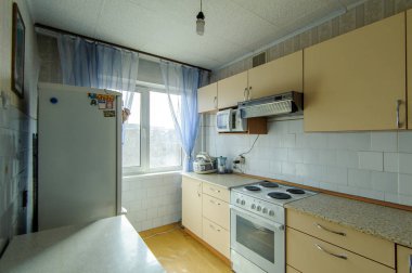 Rusya, Moskova- 17 Haziran 2018: iç oda daire. hostel standart onarım dekorasyon. modern mutfak, yemek alanı