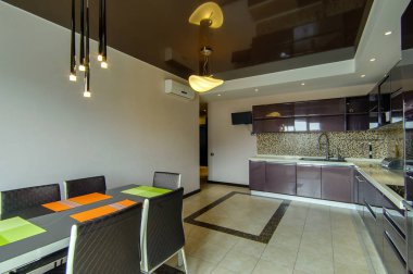 Rusya, Moskova- 17 Haziran 2018: iç oda daire. hostel standart onarım dekorasyon. modern mutfak, yemek alanı