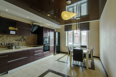 Rusya, Moskova- 17 Haziran 2018: iç oda daire. hostel standart onarım dekorasyon. modern mutfak, yemek alanı